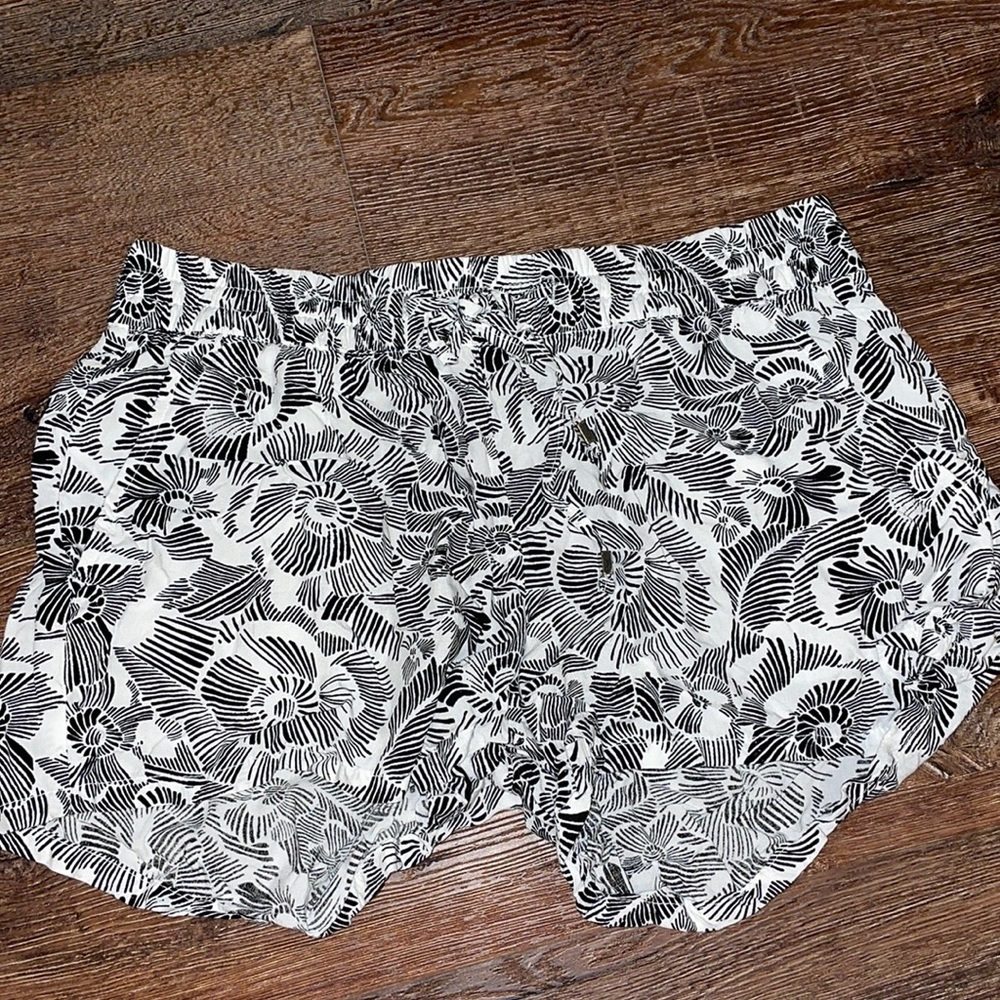 Floral black and white flowy shorts size M Old navy